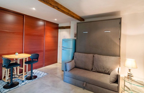 Mauleon-d'Armagnac Bed & Breakfast | Guest House 'Chambre Balneo' with Private Terrace, Wi-Fi and Air Conditioning
