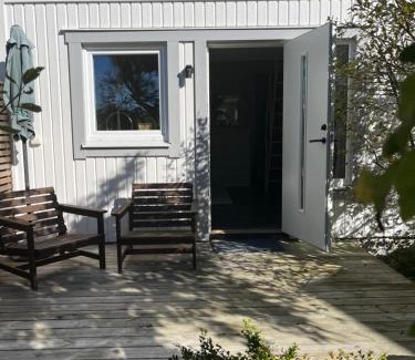 Saro House | Guest House in Cosy Garden