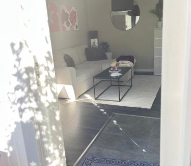 Saro House | Guest House in Cosy Garden