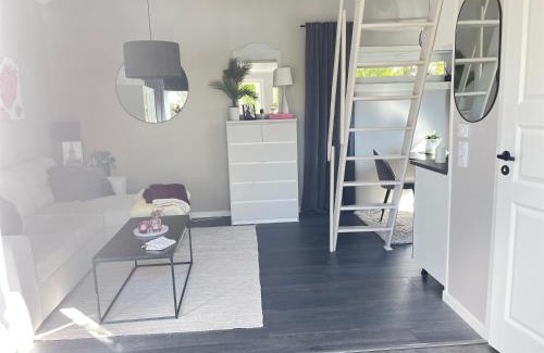 Saro House | Guest House in Cosy Garden