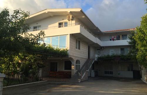 Bjelisi House | Guest House Lalic