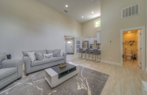 Estates at Canyon Crest House | Guest House on Quiet Cul-De-Sac