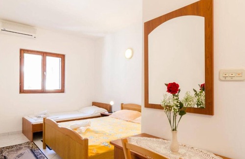 Sobra House | Guest House Sobra 38 - Double Room with Garden View 3