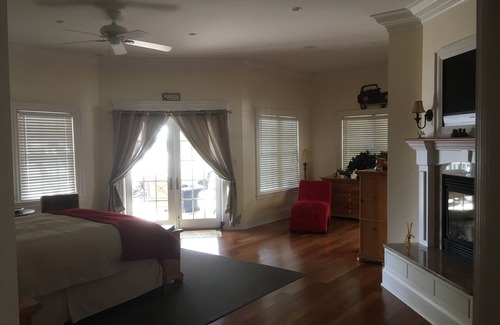 Dufferin Bed & Breakfast | Guest Master Kitchenette /Den Guest Rm 5