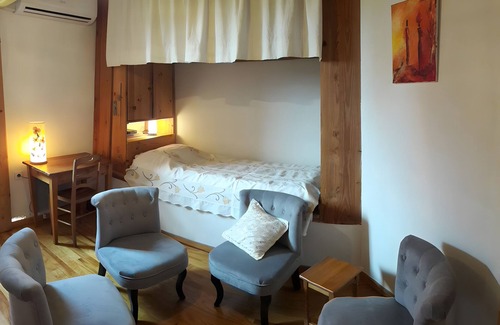 Saint-Pargoire Bed & Breakfast | Guest Room 'Petite Suite Douillette' with Balcony, Wi-Fi and Air Conditioning