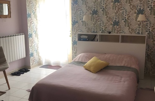 Durtal Bed & Breakfast | Guest Room 'Romantic' with Shared Garden and Wi-Fi