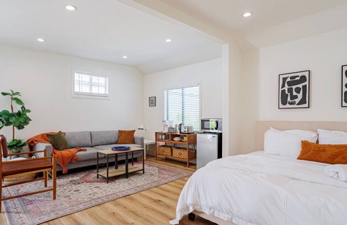 Valley Glen House | Guest Studio Universal up to 4