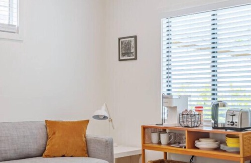 Valley Glen House | Guest Studio Universal up to 4