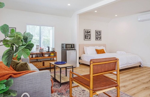 Valley Glen House | Guest Studio Universal up to 4