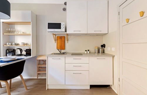 Chinatown Apartment | GuestHost - Simplon & Garibaldi Comfy Studio