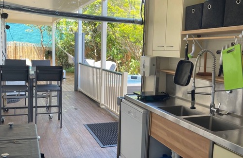 Ballina House | Guesthouse 5 bed 5 bath - Central location 2 mins walk to beach and cafes