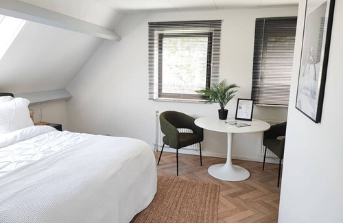 Nessersluis House | Guesthouse at the Amstel river. 2 Private rooms + bathrooms. Close to Amsterdam.