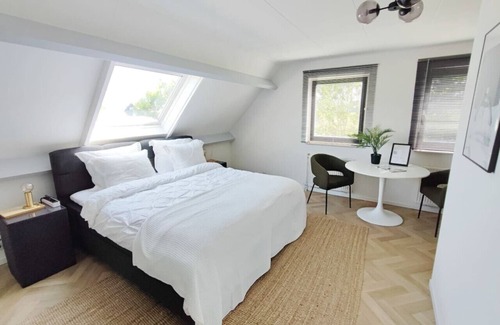 Nessersluis House | Guesthouse at the Amstel river. 2 Private rooms + bathrooms. Close to Amsterdam.