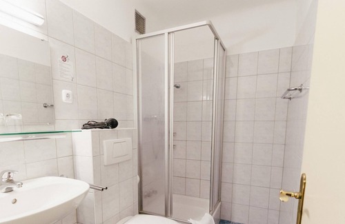Velden am Worther See Apartment | Guesthouse Frank Room 304 - Guesthouse Frank