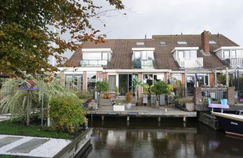 Rijpwetering House | Guesthouse BedNboot met terras aan het water