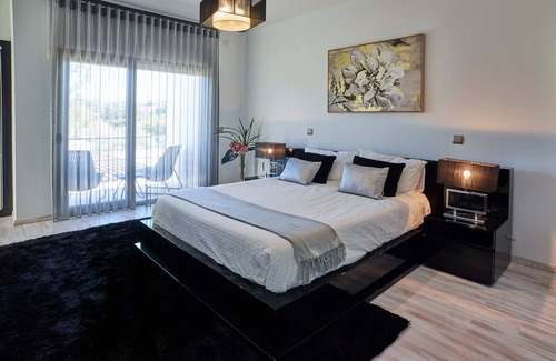 Leiria House | Guesthouse equipada com 4 quartos com WC privativo, piscina aquecida e jacuzzi.
