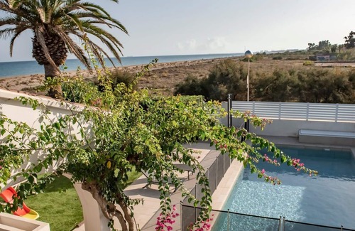 Playa de Almarda Ski Chalet | GuestReady - Amazing Beachfront Dwelling
