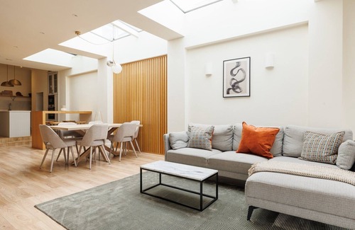 Rathmines House | GuestReady - Contemporary home with garden
