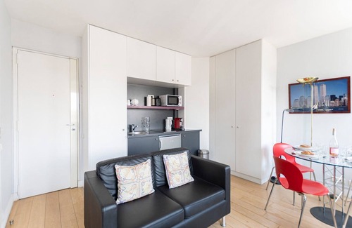 16th Arrondissement Apartment | GuestReady - Cozy Studio with an Eiffel Tower view