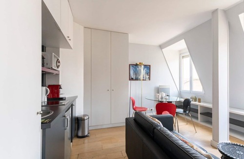 16th Arrondissement Apartment | GuestReady - Cozy Studio with an Eiffel Tower view