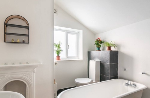 Easton House | GuestReady - Gorgeous Townhouse with Garden