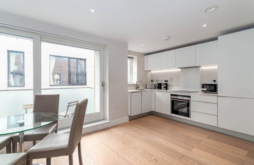 Cathedrals Apartment | GuestReady - Modern stay in Southwark