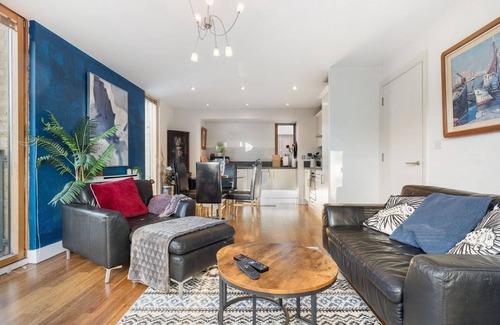 Merton Apartment | GuestReady – Peaceful stay with scenic green views