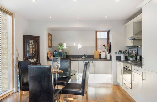 Merton Apartment | GuestReady – Peaceful stay with scenic green views