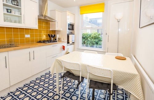 Hoe Street Apartment | GuestReady - Vibrant w Garden View in Walthamstow