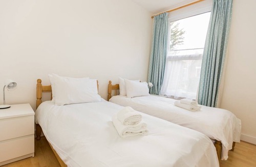 Hoe Street Apartment | GuestReady - Vibrant w Garden View in Walthamstow
