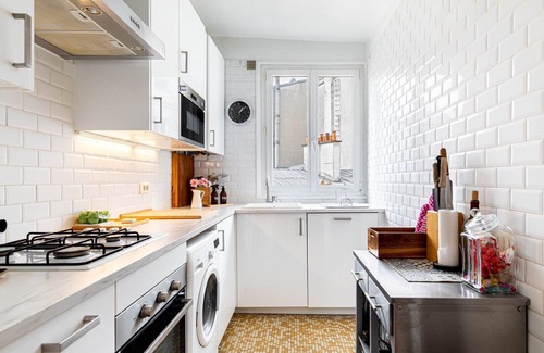 Quartier de la Folie-Mericourt Apartment | GuestReady - Wooden Charm for 2 near Le Marais