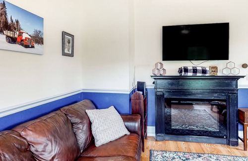 Guildhall House | Guildhall's Farmhouse | Historic house in Guildhall with firepit & fireplace