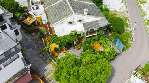Xiufeng House | Guilin Tranquil Peaks Retreat by Reed Flute Cave