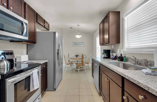 Gulf Breeze Apartment | Gulf Breeze Beach Getaway: Family & Pet-Friendly!