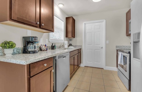 Gulf Breeze Apartment | Gulf Breeze Beach Getaway: Family & Pet-Friendly!