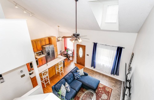 Gulf Breeze House | Gulf Breeze Cottage |Vaulted Ceilings |Loft |King Master |Office |Dogs Ok |Fenced |Near Oriole Beach