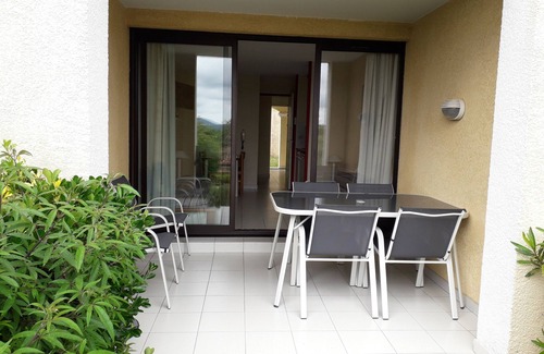Les Restanques Apartment | Gulf of Saint Tropez, apartment sleeps 4, ground floor with terrace and small garden