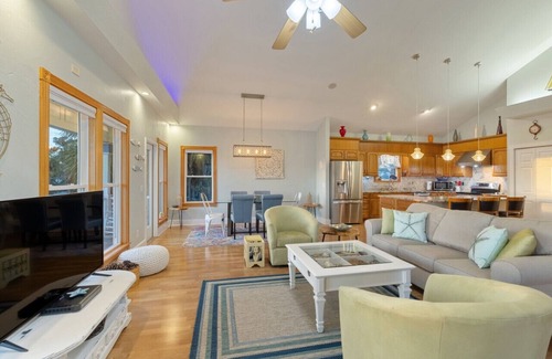 Cedar Key House | Gulf View * Sunsets * Boat parking * King Bed * Walk to Downtown * Bikes