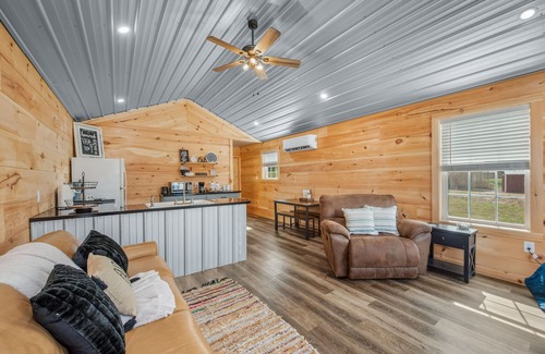 Groveoak House | Guntersville Lake House with 32' Boat Garage, No-Stairs Entrance, Wi-Fi