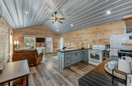 Groveoak House | Guntersville Lake House with 32' Boat Garage, No-Stairs Entrance, Wi-Fi