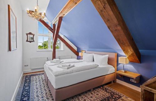 Kletkamp Apartment | GUT KLETKAMP "Storchennest" - Ferienwohnung im Schlossturm mit 3 Schlafzimmern I Panorama-Turmzimmer mit Naturblick I Gemeinschaftsgarten I 15 Min zur Ostsee I Küche I Parkplatz I WLAN