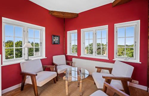 Kletkamp Apartment | GUT KLETKAMP "Storchennest" - Ferienwohnung im Schlossturm mit 3 Schlafzimmern I Panorama-Turmzimmer mit Naturblick I Gemeinschaftsgarten I 15 Min zur Ostsee I Küche I Parkplatz I WLAN