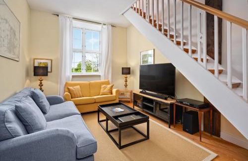 Kletkamp Apartment | GUT KLETKAMP "Storchennest" - Ferienwohnung im Schlossturm mit 3 Schlafzimmern I Panorama-Turmzimmer mit Naturblick I Gemeinschaftsgarten I 15 Min zur Ostsee I Küche I Parkplatz I WLAN