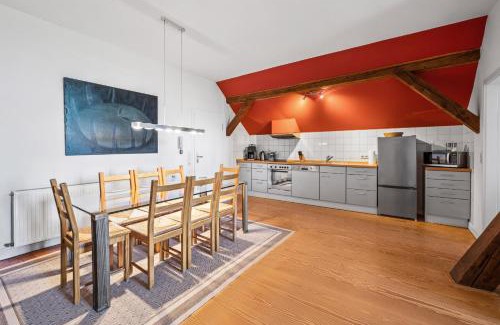 Kletkamp Apartment | GUT KLETKAMP "Storchennest" - Ferienwohnung im Schlossturm mit 3 Schlafzimmern I Panorama-Turmzimmer mit Naturblick I Gemeinschaftsgarten I 15 Min zur Ostsee I Küche I Parkplatz I WLAN