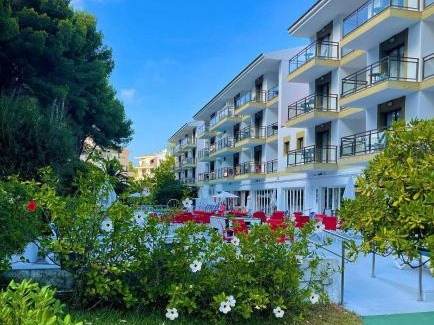 Es Pelats Hotel | Guya Wave Hotel