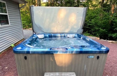 Blakeslee House | GWA106-NEW POCONOS HOME! GAMEROOM, SAUNA AND A HOT TUB! PLENTY OF ROOM FOR ALL