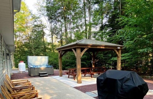 Blakeslee House | GWA106-NEW POCONOS HOME! GAMEROOM, SAUNA AND A HOT TUB! PLENTY OF ROOM FOR ALL