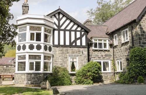 Henryd Cottage | GWERN BORTER MANOR, pet friendly, character holiday cottage in Conwy