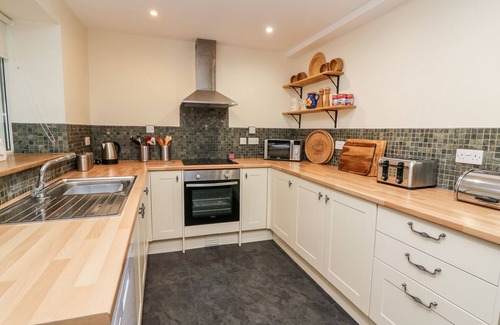 Newcastle Emlyn Cottage | GWYNFA, pet friendly, with a garden in Newcastle Emlyn
