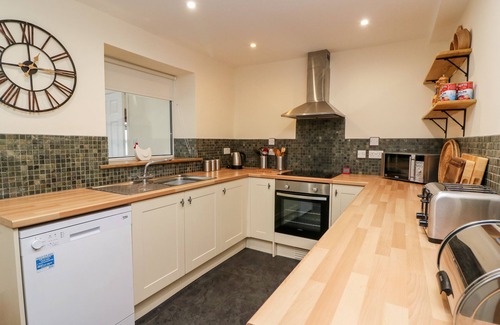 Newcastle Emlyn Cottage | GWYNFA, pet friendly, with a garden in Newcastle Emlyn